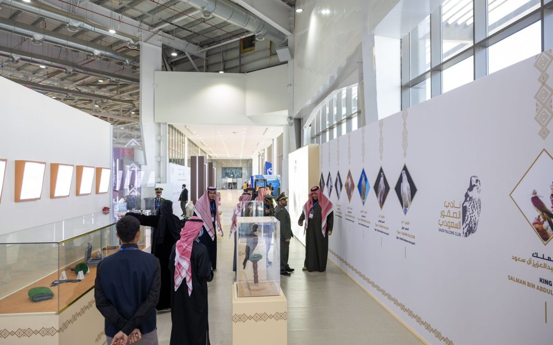 صور ملوك المملكة برفقة الصقور تجذب زوار معرض الدفاع العالمي 2024