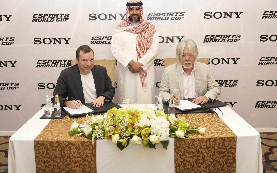 سمو الأمير فيصل بن بندر بن سلطان آل سعود، رئيس الاتحاد السعودي للرياضات الإلكترونية، إلى جانب توشيموتو ميتومو، المسؤول الأول عن الاستراتيجية في شركة سوني جروب، ورالف رايكرت، الرئيس التنفيذي لمؤسسة كأس العالم للرياضات الإلكترونية، في حفل توقيع شراكة بين سوني ومؤسسة كأس العالم للرياضات الإلكترونية