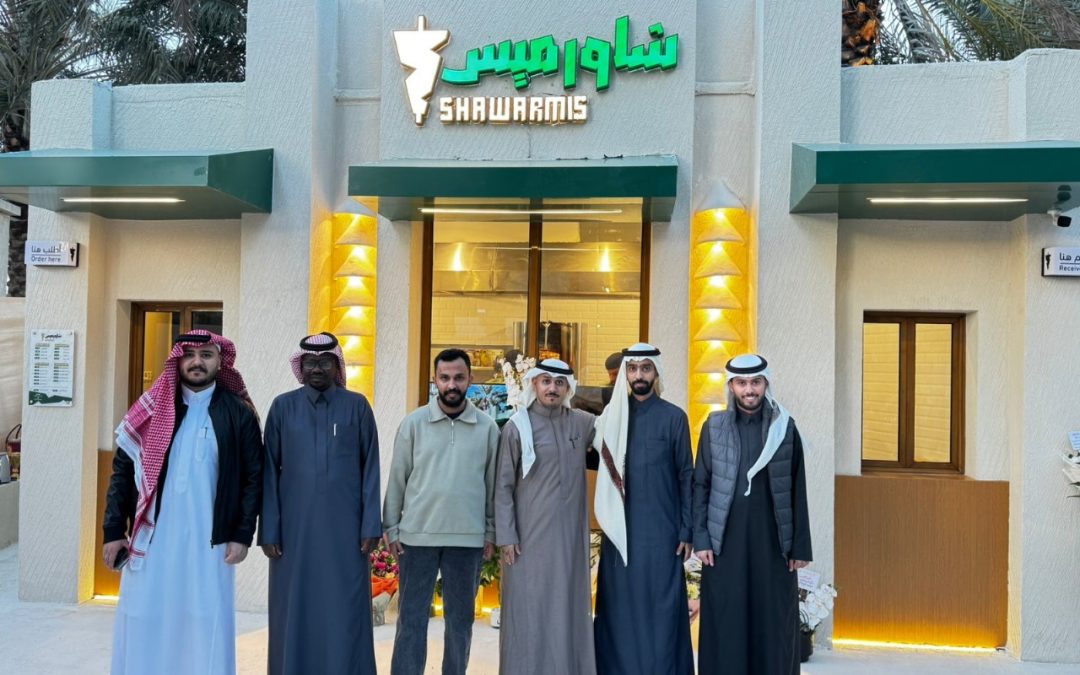 مطعم شاورميس ينعش جادة النخيل في عنيزة  .. مع بداية العام الميلادي الجديد 2025