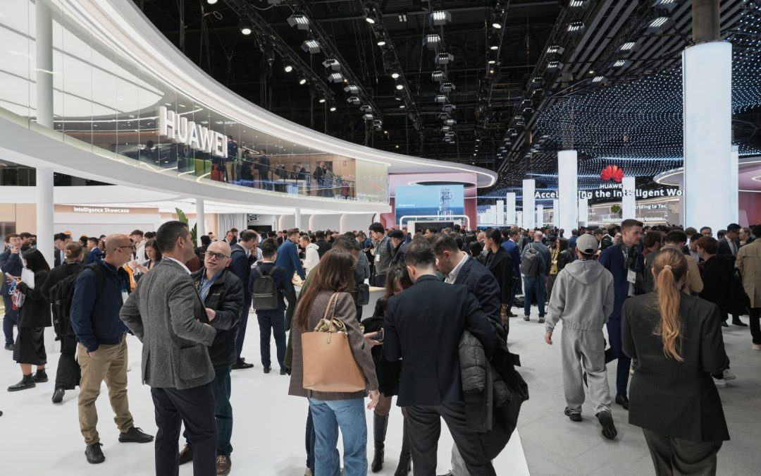 هواوي تُقدّم أول هاتف تجاري قابل للطي الثلاثي في العالم خلال MWC 2025