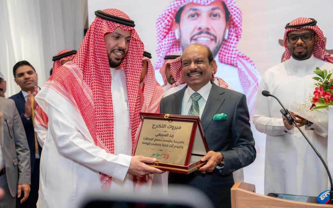 رئيس مجموعة لولو يوسف علي يكرم موظفًا سعوديًا لحصوله على البكالوريوس خلال فترة عمله