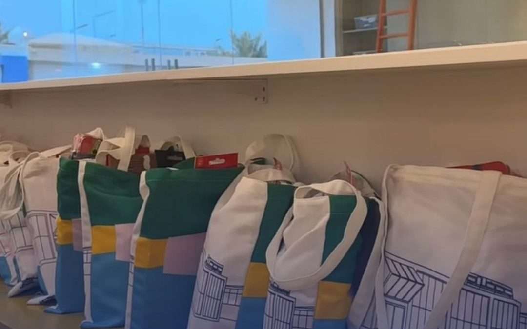 كيان تُبدع مع أطفالها… حين يتحول الطين إلى حكايات فرح في بينالي الدرعية