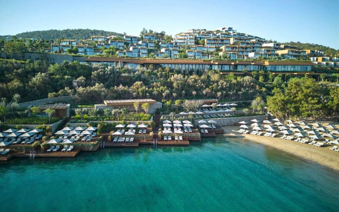 Maxx Royal Bodrum يعاود افتتاحه مع انطلاقة صيف 2026 على سواحل بحر إيجة بعد إغلاقه الموسمي السنوي، يستقبل المنتجع الفاخر في غولتوركبوكو ضيوفه مجدداً ليقدّم موسماً جديداً من التجارب الساحلية الراقية على الريفييرا